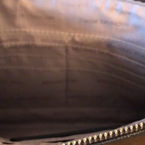 Authentic Michael Kors wristlet. NWOT - Picture 8 of 13